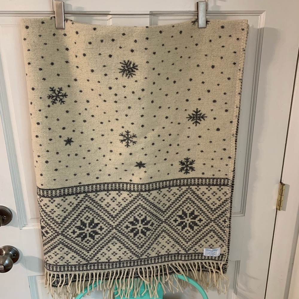 Lands' End Cream and Black Snowflake Pattern Throw Blanket